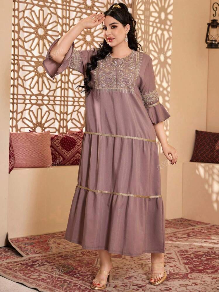 فستان عربي أنيق مطرز بتفاصيل ذهبية معدنية، بنمط جل...