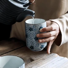 4 stuks 320 ml blauw en wit porseleinen theekopje met geschenkdoos, Japanse stijl handgetekende vriendelijke thee koffie melk wijn sushi mok creatieve familie restaurant decoratie reiscadeau voor vrienden
