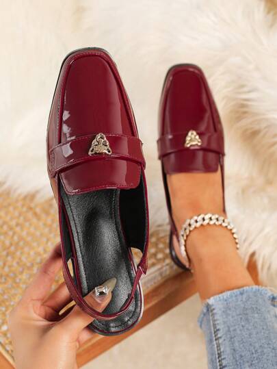 2025年秋季女士平底方头时尚虎头金属扣红色穆勒鞋，带后绑带，舒适女式乐福鞋