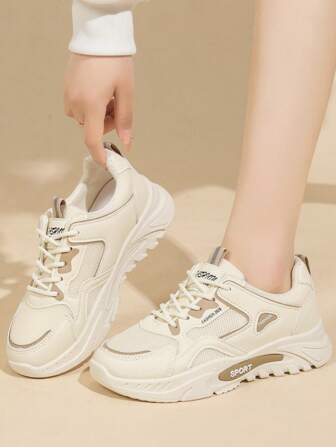 حذاء رياضي أنيق للسيدات من شبكة معقدة وسميكة، حذاء أبيض كاجوال متعدد الاستخدامات للجري والرياضة والكاجوال، مصنوع من شبكة تنفس وبنعل مطاطي مضاد للانزلاق، أناقة مناسبة للأجسام النحيفة. ينصح بطلب مقاس أكبر بمقدار واحد