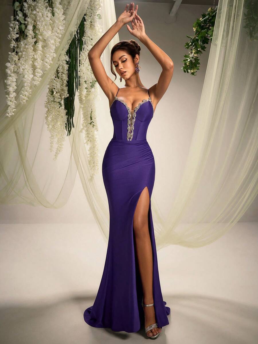 Robe de soirée formelle de AOSHABABI avec bretelles spaghetti, épaules dénudées, laçage et queue de poisson en violet foncé. Ornements perlés faits main. Robe de soirée élégante pour femme convenant à toutes les occasions formelles, festivals de musique, galas, invités de mariage, fêtes de vacances, remises de diplômes, événements de cocktail, rendez-vous, vacances et demoiselles d'honneur.