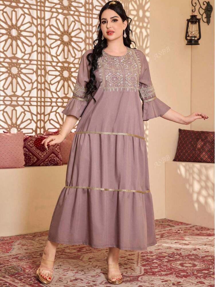 فستان عربي أنيق مطرز بتفاصيل ذهبية معدنية، بنمط جل...