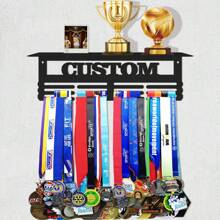 Grande rastrelliera da parete in metallo per esposizione di medaglie,porta trofei e premi, con opzione per nome personalizzato del giocatore, organizzatore di nastri a tema sportivo per decorazione domestica, riutilizzabile, multifunzionale, ornamentale, elegante, di alta qualità, adorabile, personalizzato, unico, regalo ideale per lui, lei, il/la fidanzato/a, il papà, la mamma, la famiglia, gli amici, il figlio, la figlia, studenti, lavoratori, bambini, ufficio, sala da tè, scuola, casa