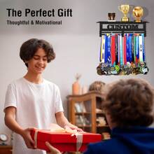 Grande rastrelliera da parete in metallo per esposizione di medaglie,porta trofei e premi, con opzione per nome personalizzato del giocatore, organizzatore di nastri a tema sportivo per decorazione domestica, riutilizzabile, multifunzionale, ornamentale, elegante, di alta qualità, adorabile, personalizzato, unico, regalo ideale per lui, lei, il/la fidanzato/a, il papà, la mamma, la famiglia, gli amici, il figlio, la figlia, studenti, lavoratori, bambini, ufficio, sala da tè, scuola, casa