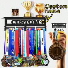 Grande rastrelliera da parete in metallo per esposizione di medaglie,porta trofei e premi, con opzione per nome personalizzato del giocatore, organizzatore di nastri a tema sportivo per decorazione domestica, riutilizzabile, multifunzionale, ornamentale, elegante, di alta qualità, adorabile, personalizzato, unico, regalo ideale per lui, lei, il/la fidanzato/a, il papà, la mamma, la famiglia, gli amici, il figlio, la figlia, studenti, lavoratori, bambini, ufficio, sala da tè, scuola, casa