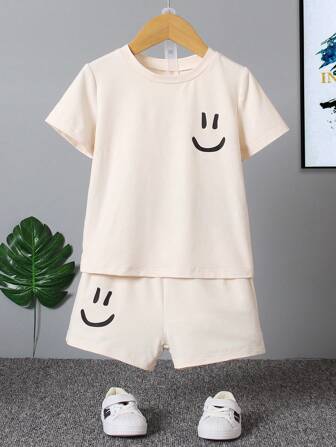 2 件套年轻男孩夏季休闲纯色笑脸印花短袖 T 恤和短裤套装
