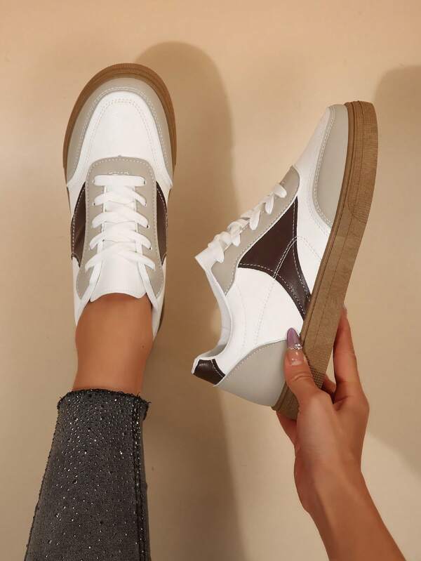 Nouvelles chaussures de sport décontractées pour femmes, mode versatile, simples, légères et confortables avec bout rond, lacets, pour l'extérieur. Idéales pour le printemps et l'automne.