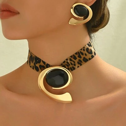 Bộ 3 món trang sức kim loại kiểu Âu Mỹ thời trang mới, gồm bông tai và dây chuyền, hình khối hình học phóng đại gợi cảm, họa tiết da báo, mạ vàng 18K, hoàn thiện mờ, khảm nhựa hình bầu dục lồi, thích hợp cho tiệc tùng, lễ hội. Do được làm thủ công, sự khác biệt nhỏ về kích thước, màu sắc và thứ tự các chi tiết nhựa là bình thường và không ảnh hưởng đến tính thẩm mỹ tổng thể. Hãy yên tâm mua hàng.