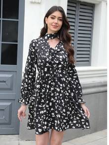 Vestido de mujer con estampado floral completo, mangas largas, cuello en V y cordón ajustable en la cintura - Negro - Ver 9