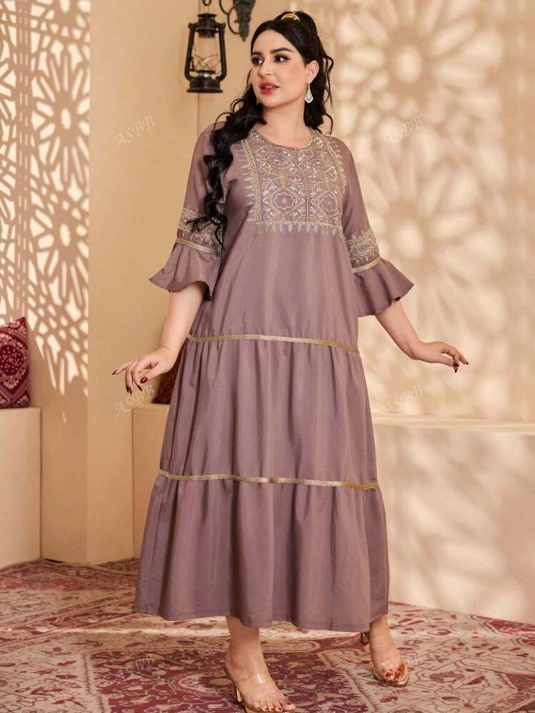 فستان عربي أنيق مطرز بتفاصيل ذهبية معدنية، بنمط جل...