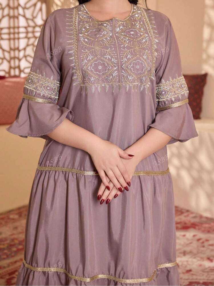 فستان عربي أنيق مطرز بتفاصيل ذهبية معدنية، بنمط جل...