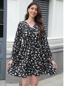 Vestido de mujer con estampado floral completo, mangas largas, cuello en V y cordón ajustable en la cintura - Negro - Ver 1