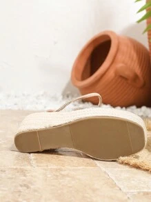 Sandales femme à talons hauts avec semelles épaisses et brides tressées en paille. Style minimaliste chic pour les fêtes et événements, printemps/été