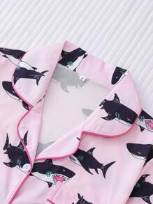 Set de 2 piezas de ropa de dormir con estampado de tiburón lindo para mujer, incluye camisa con cuello de solapa y shorts de cintura elástica, ropa de estar en casa informal para primavera/verano