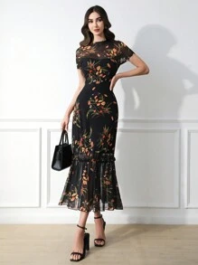 Vestido largo de mujer con cuello redondo, manga corta, cintura entallada y bajo con efecto ondulado, con base negra y estampado floral colorido de malla, elegante estilo gótico