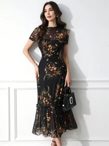 Vestido largo de mujer con cuello redondo, manga corta, cintura entallada y bajo con efecto ondulado, con base negra y estampado floral colorido de malla, elegante estilo gótico