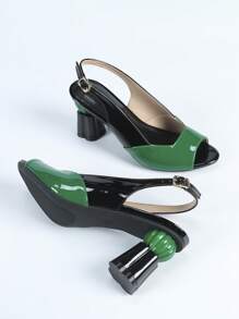 Nuovi sandali da donna con tacco alto per l'estate 2024, con tacco a forma di fiore di prugna, contrasto di colore argento e nero, altezza tacco 7,5 cm, stile casual da vacanza, moda