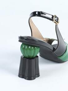 Nuovi sandali da donna con tacco alto per l'estate 2024, con tacco a forma di fiore di prugna, contrasto di colore argento e nero, altezza tacco 7,5 cm, stile casual da vacanza, moda