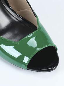 Nuovi sandali da donna con tacco alto per l'estate 2024, con tacco a forma di fiore di prugna, contrasto di colore argento e nero, altezza tacco 7,5 cm, stile casual da vacanza, moda