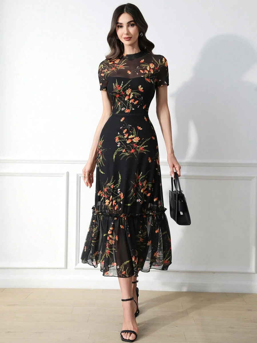 Vestido largo de mujer con cuello redondo, manga corta, cintura entallada y bajo con efecto ondulado, con base negra y estampado floral colorido de malla, elegante estilo gótico