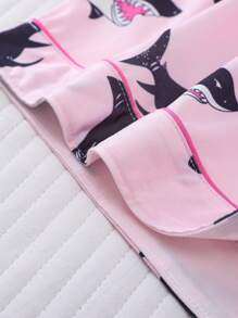 Set de 2 piezas de ropa de dormir con estampado de tiburón lindo para mujer, incluye camisa con cuello de solapa y shorts de cintura elástica, ropa de estar en casa informal para primavera/verano