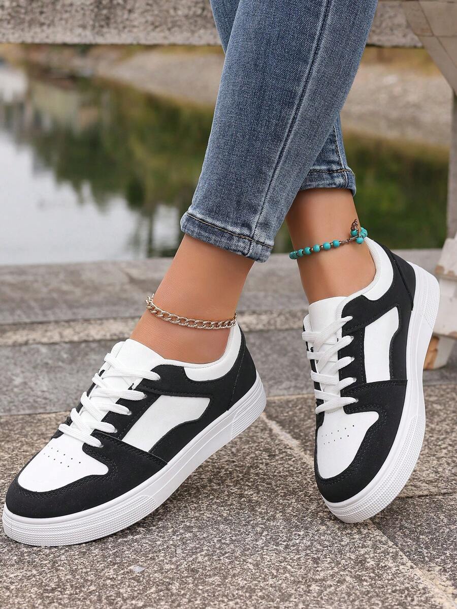 Scarpe sportive classiche in bianco e nero, comode e versatili, per le donne - Bianco e nero - Visualizzare 1