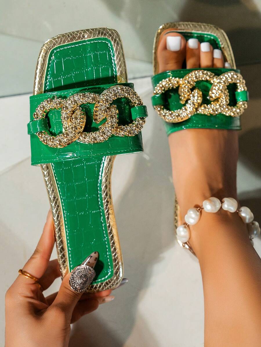 Sandales plates à la mode pour femmes en été avec décoration de chaîne dorée, sandales coulissantes ouvertes au bout confortables et décontractées, convenant pour l'extérieur, la plage, les fêtes