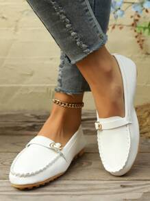 New Lightweight Soft-Sole Flat Slip-On Shoes, Versatile For Plus Size Women, Suitable For Spring/Summer, Casual/Commuting, Metallic Buckle, Round Toe, Breathable, Handmade Floral Trim, White Color