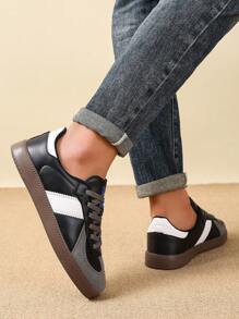 Zapatillas deportivas multiusos para hombre: Zapatos casuales planos con cordones, tenis para estudiantes, zapatillas de entrenamiento de gimnasio para interiores - Negro - Ver 3