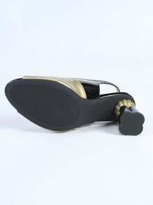 Nuove scarpe casual estive con tacco 2024 da donna, colore misto argento e nero, tacchi a forma di fiore di prugno da 7,5 cm, stile vacanziero