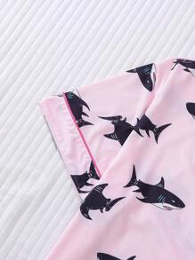 Set de 2 piezas de ropa de dormir con estampado de tiburón lindo para mujer, incluye camisa con cuello de solapa y shorts de cintura elástica, ropa de estar en casa informal para primavera/verano