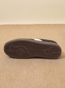 Zapatillas deportivas multiusos para hombre: Zapatos casuales planos con cordones, tenis para estudiantes, zapatillas de entrenamiento de gimnasio para interiores - Negro - Ver 6