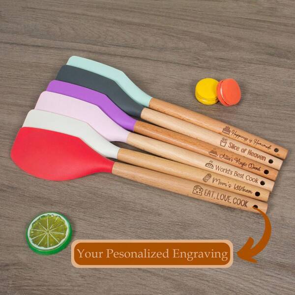 Espátula de silicona personalizada con grabado, herramienta de cocina personalizada con mango de madera, regalo ideal para panaderos, chefs y amantes de la cocina. Conjunto de espátulas personalizadas con grabado, herramienta de hornear, kit de cocina. Regalo de inauguración de la casa, utensilios de cocina con mango de madera para niños, foodies, cumpleaños, Navidad. Accesorios para raspar, cuchara para masa, cuchillo, cortador de galletas divertido, servidor de tartas, decoración, lame de pan de masa madre