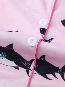 Set de 2 piezas de ropa de dormir con estampado de tiburón lindo para mujer, incluye camisa con cuello de solapa y shorts de cintura elástica, ropa de estar en casa informal para primavera/verano