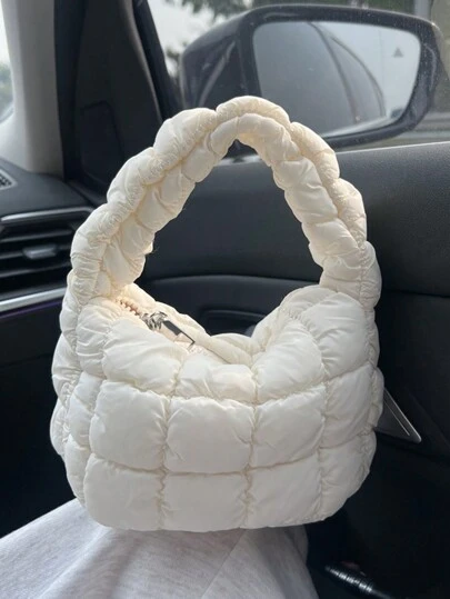 全新创意白色绗缝云朵图案褶皱泡泡手提包，女士小巧轻便休闲手机袋。包袋精致小巧，轻便，顶部拉链设计，方便携带。可手提或腕戴，适合女性日常休闲、派对和约会，可存放手机、口红和硬币。