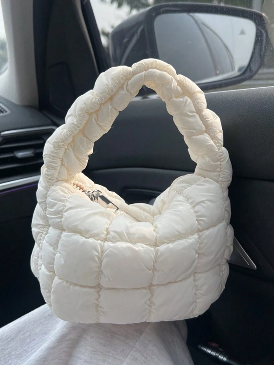 Túi xách tay xếp ly họa tiết mây chần bông màu trắng sáng tạo mới, túi đựng điện thoại gọn nhẹ, tiện dụng cho nữ. Túi tinh tế, nhỏ gọn và nhẹ, có thiết kế khóa kéo phía trên, tiện lợi. Có thể cầm tay hoặc đeo cổ tay, phù hợp cho các hoạt động thường ngày, tiệc tùng và hẹn hò của phụ nữ, đựng điện thoại, son môi và tiền xu.