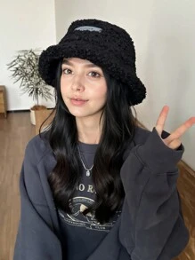 قطعة واحدة من الباروكة ذات الشعر الأسود الطويل مع قبعة، باروكة ذات تصميم مموج من الصوف الحملي لتغطية الرأس بالكامل، مناسبة للاستخدام اليومي