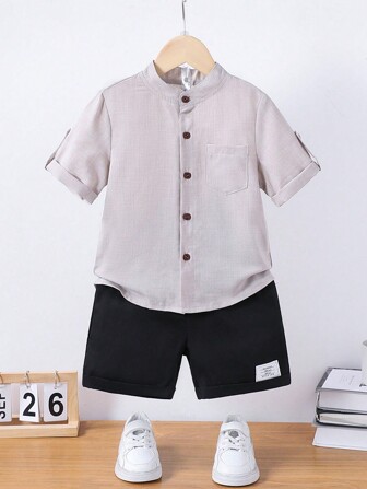 2 件套年轻男孩休闲纯色短袖衬衫和徽标装饰短裤套装，适合夏季外出、休闲日常穿着、学校
