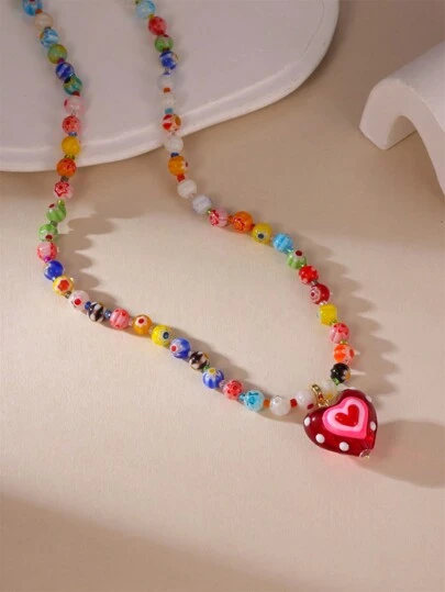 MESTILO 1 pieza Collar con colgante de corazón rojo de cuentas de jade falso de estilo vacacional y colorido, adecuado para uso en vacaciones, regalo para Eid/Día de la Madre (colores de cuentas aleatorios, posiciones no fijas)