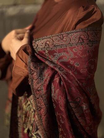 1条女士佩斯利花纹多色复古提花羊绒围巾，带流苏，防风，适合日常佩戴、旅行、摄影