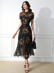 Vestido largo de mujer con cuello redondo, manga corta, cintura entallada y bajo con efecto ondulado, con base negra y estampado floral colorido de malla, elegante estilo gótico