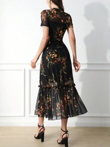Vestido largo de mujer con cuello redondo, manga corta, cintura entallada y bajo con efecto ondulado, con base negra y estampado floral colorido de malla, elegante estilo gótico