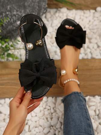 女士露趾平底凉鞋，带蝴蝶结和珍珠踝带，黑色露趾优雅夏季沙滩鞋