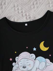 大码女士休闲睡衣套装，星月印花和睡熊图案圆领短袖上衣 + 条纹裤 2 件套，采用弹力涤纶针织制成，适合大码女士家居服