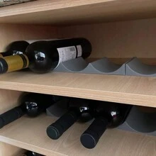 1 pieza Rejilla para botellas de refrigerador para latas de soda, soporte apilable para exhibir vino, diseño de ranura en onda, organizador de refrigerador para ahorrar espacio, soporte para botellas para cocina, alacena, soporte para cerveza - Multicolor - Ver 5