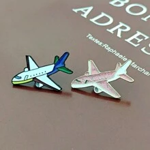 1 件优雅的女士飞机设计胸针，时尚珐琅飞机别针徽章胸针配饰，适合连衣裙、围巾、西装、节日派对，男女通用礼物，适合飞行员、飞行员、情侣装配饰，衣服别针，包包饰品背包，适合学校办公室配饰衬衫夹克珠宝万圣节衣服别针，有趣可爱的教师礼物00 圣诞节