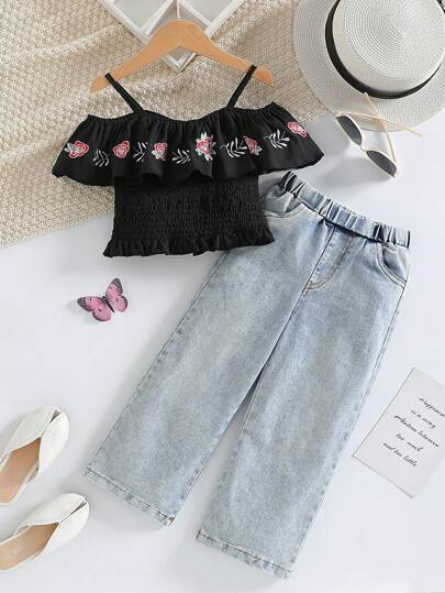 Echtes Denim Co-Ord Set, Denim Top mit schwarzer Rosen-Stickerei und Puffärmeln kombiniert mit hellblauen Denim-Jeans