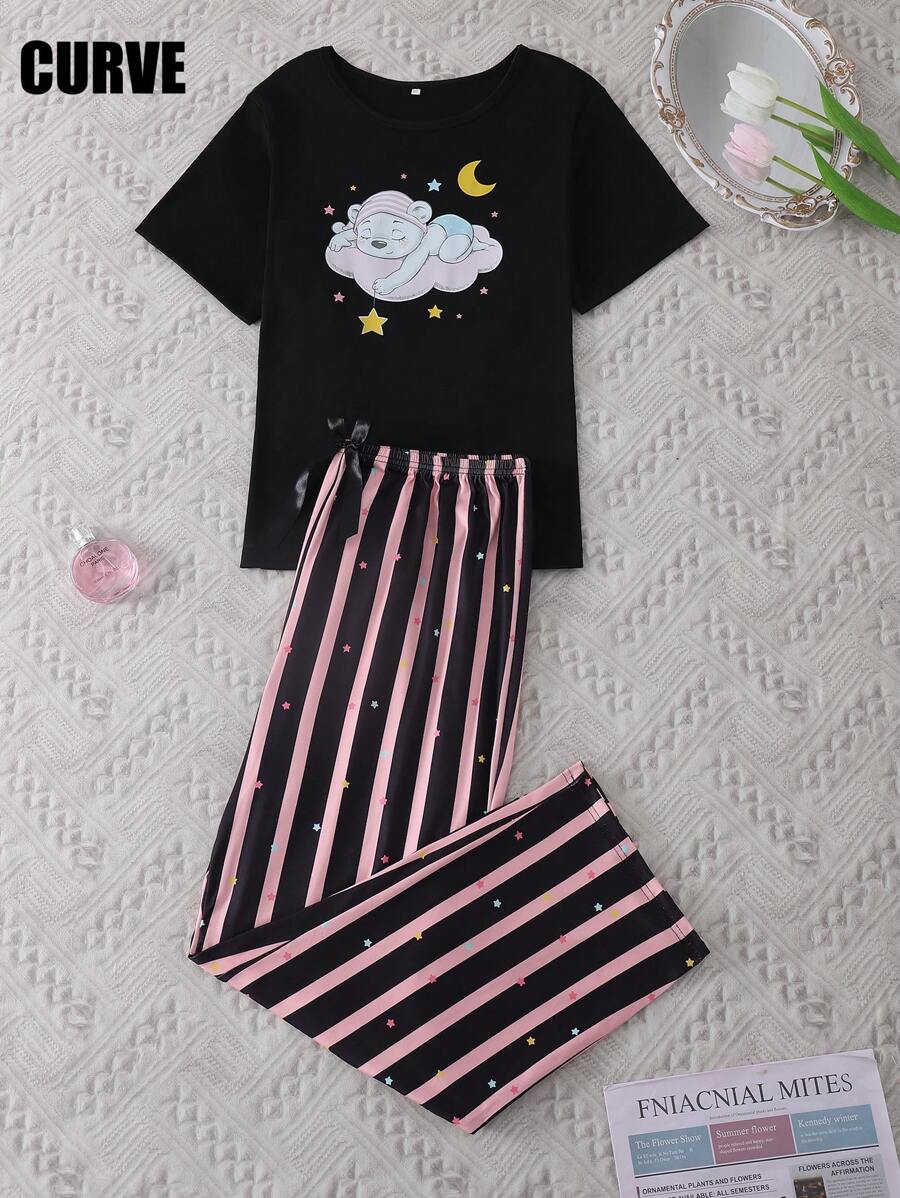 大码女士休闲睡衣套装，星月印花和睡熊图案圆领短袖上衣 + 条纹裤 2 件套，采用弹力涤纶针织制成，适合大码女士家居服