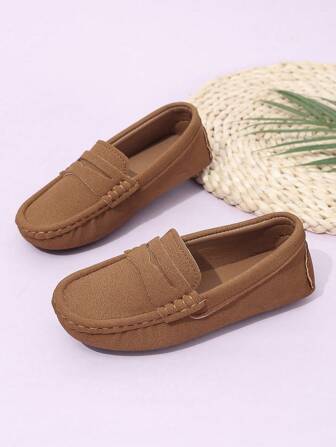 زوج من الحذاء المسطح بنمط قارب على الطراز البريطاني الكاجوال ، مناسب للأطفال ، بنمط فلات وإصبع قدم مستدير، وسهل الارتداء ، مناسب للربيع والخريف