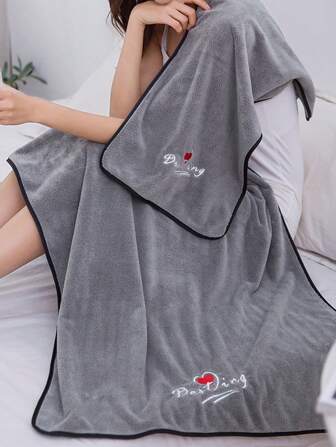 1/2 件情侣刺绣浴巾，多种颜色，简约图案，大尺寸 70 * 140 厘米或面巾 34 * 75 厘米，由涤纶纤维制成，吸水，快干，柔软，适用于浴室、酒店、健身房、旅行、派对、节日礼物、学校、返校、旅行、旅行必需品、家居必需品、毛巾、皮肤护理